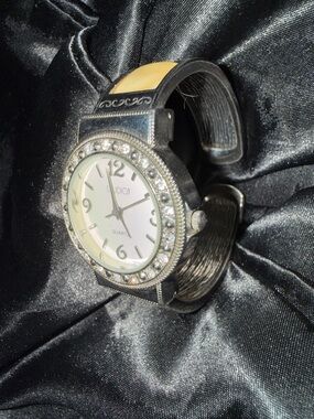 Studio Time Women’s Quartz Watch!!